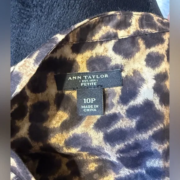 Ann Taylor Animal Print Blouse Roll Tab Sleeve Button Up Shirt Top Size 10P - Picture 11 of 11